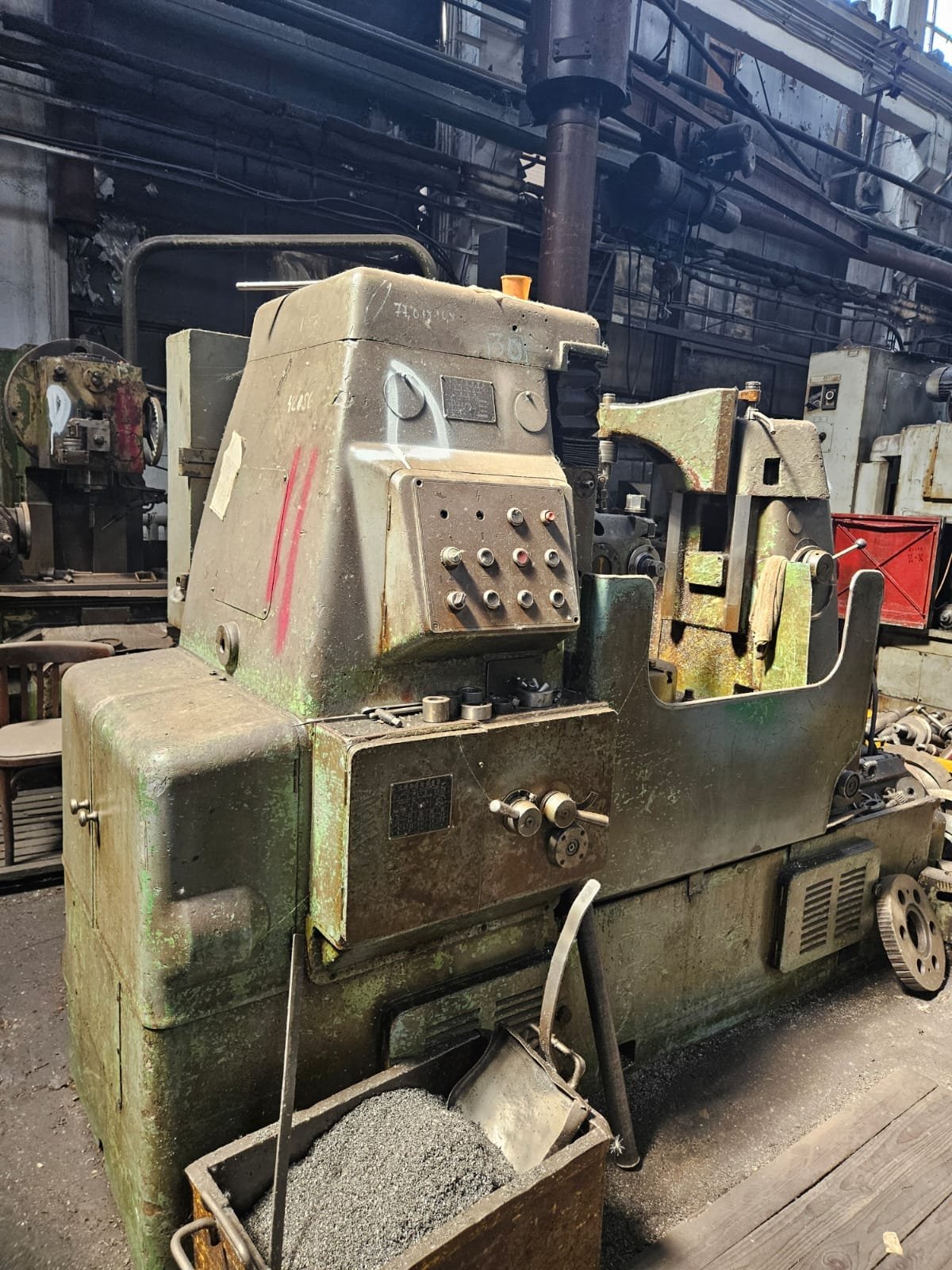 Gear hobbing machine Y3180H 800 mm dia.